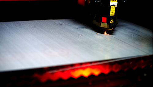 Laserskärning av stål och rostfritt hos Lalmek - hög precision och effektivitet i produktionen.